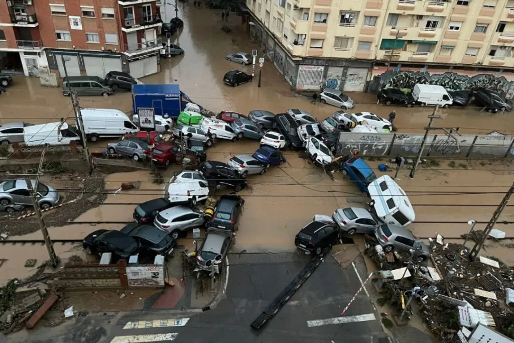 Συγκλονιστική μαρτυρία για την καταστροφή στην Βαλένθια: «Είδα αεροπλάνα να ψεκάζουν δύο μέρες πριν  το χάος»