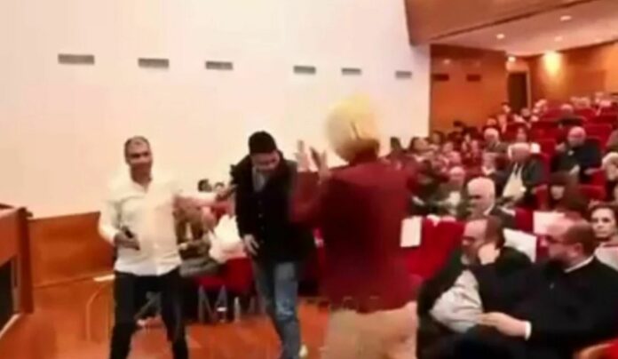 ΧΑΜΟΣ με την “γαλάζια” Μονογυιού! ΧΕΙΡΟΚΡΟΤΟΥΣΕ όρθια Μυκονιάτη που τα «έχωνε» στον Μητσοτάκη…
