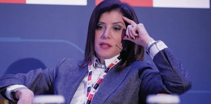 Ο λαός πληρώνει τη… λυπητερή του σκανδάλου με τα παράνομα e-mails της Ασημακοπούλου