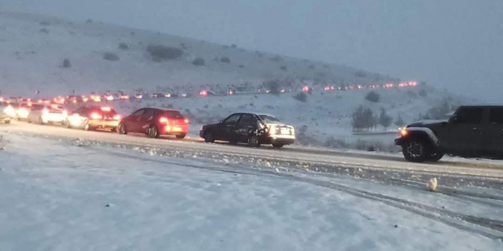 Ηλεκτρικά ΙΧ… κόλλησαν στα χιόνια: Ουρές χιλιομέτρων στην Αράχωβα