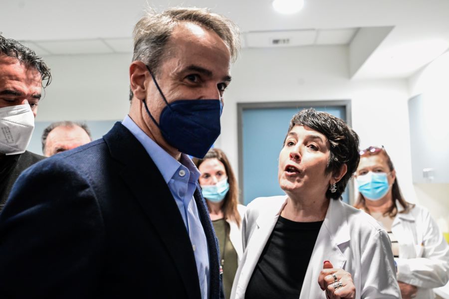 “ΕΧΕΤΕ ΤΟ ΑΙΜΑ ΤΟΥΣ ΣΤΑ ΧΕΡΙΑ ΣΑΣ” – ΠΗΓΕ ΣΤΗ ΖΟΥΛΑ Ο ΜΗΤΣΟΤΑΚΗΣ ΝΑ ΕΓΚΑΙΝΙΑΣΕΙ ΠΤΕΡΥΓΑ ΣΤΟ ΑΣΚΛΗΠΙΕΙΟ ΚΑΙ ΤΟΝ ΠΗΓΑΝ “ΚΑΡΟΤΣΑΚΙ” – ΔΕΝ ΞΕΡΕΙ ΑΠΟ ΠΟΥ ΝΑ ΦΥΓΕΙ ΠΛΕΟΝ – ΠΡΟΚΛΗΤΙΚΟΙ ΟΙ ΑΝΘΡΩΠΟΙ ΤΗΣ ΦΡΟΥΡΑΣ ΤΟΥ ΑΠΕΝΑΝΤΙ ΣΤΟΥΣ ΓΙΑΤΡΟΥΣ