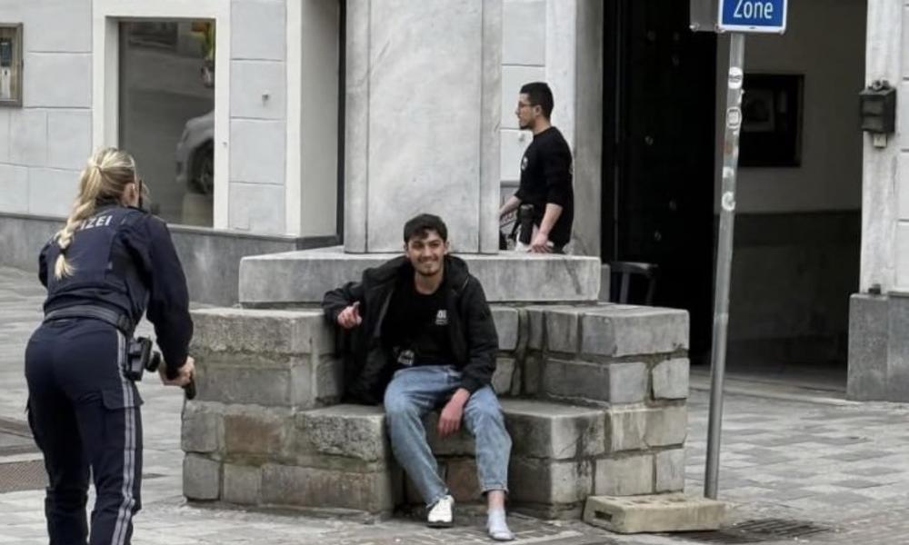 ΔΕΙΤΕ ΚΑΙ ΦΡΙΞΤΕ: ΣΥΡΙΟΣ ΜΕΤΑΝΑΣΤΗΣ ΓΕΛΑΕΙ ΕΙΡΩΝΙΚΑ ΣΤΗ ΣΥΛΛΗΨΗ ΤΟΥ ΜΕΤΑ ΤΗ ΦΡΙΚΤΗ ΔΟΛΟΦΟΝΙΑ 14ΧΡΟΝΟΥ ΣΤΗΝ ΑΥΣΤΡΙΑ – ΑΘΗΝΑ, ΔΟΥΒΛΙΝΟ ΚΑΙ ΜΟΝΑΧΟ ΣΤΟ ΣΤΟΧΑΣΤΡΟ ΑΚΡΑΙΩΝ ΙΣΛΑΜΙΣΤΩΝ!