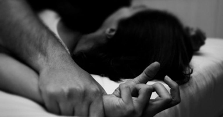 “Δεν θα φύγετε από εδώ μέχρι να κάνει σεξ μαζί μου μία από εσάς!” – Αφγανός βιάζει 18χρονη Γερμανίδα υπό την απειλή μαχαιριού