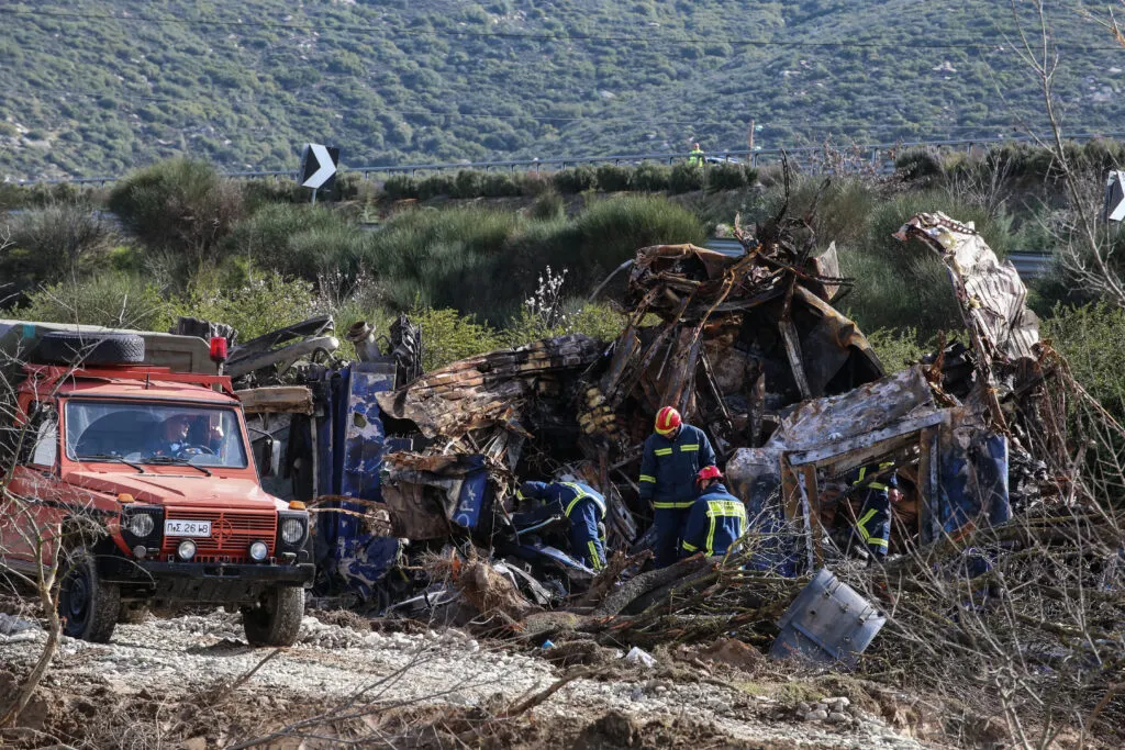 Τελείωσαν τα παραμύθια της κυβέρνησης Μητσοτάκη για τα Τέμπη – Ανιχνεύθηκε ξυλόλιο 170 φορές πάνω από τα όρια ρύπανσης περιοχών της Κίνας