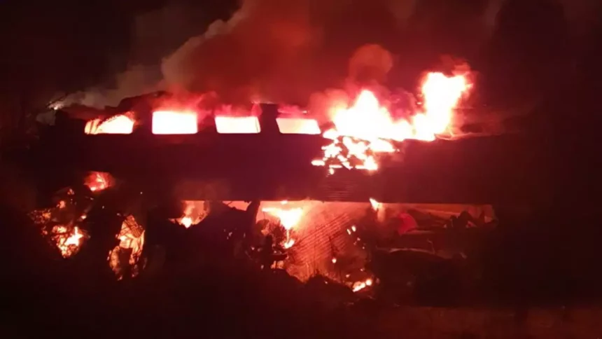 ΣΟΚΑΡΙΣΤΙΚΟ ΠΟΡΙΣΜΑ ΜΙΧΟΠΟΥΛΟΥ: 19 ΤΟΝΟΙ ΕΥΦΛΕΚΤΟΥ ΥΓΡΟΥ ΣΤΟ ΠΡΩΤΟ ΒΑΓΟΝΙ ΤΟΥ ΕΜΠΟΡΙΚΟΥ ΤΡΕΝΟΥ ΣΤΑ ΤΕΜΠΗ