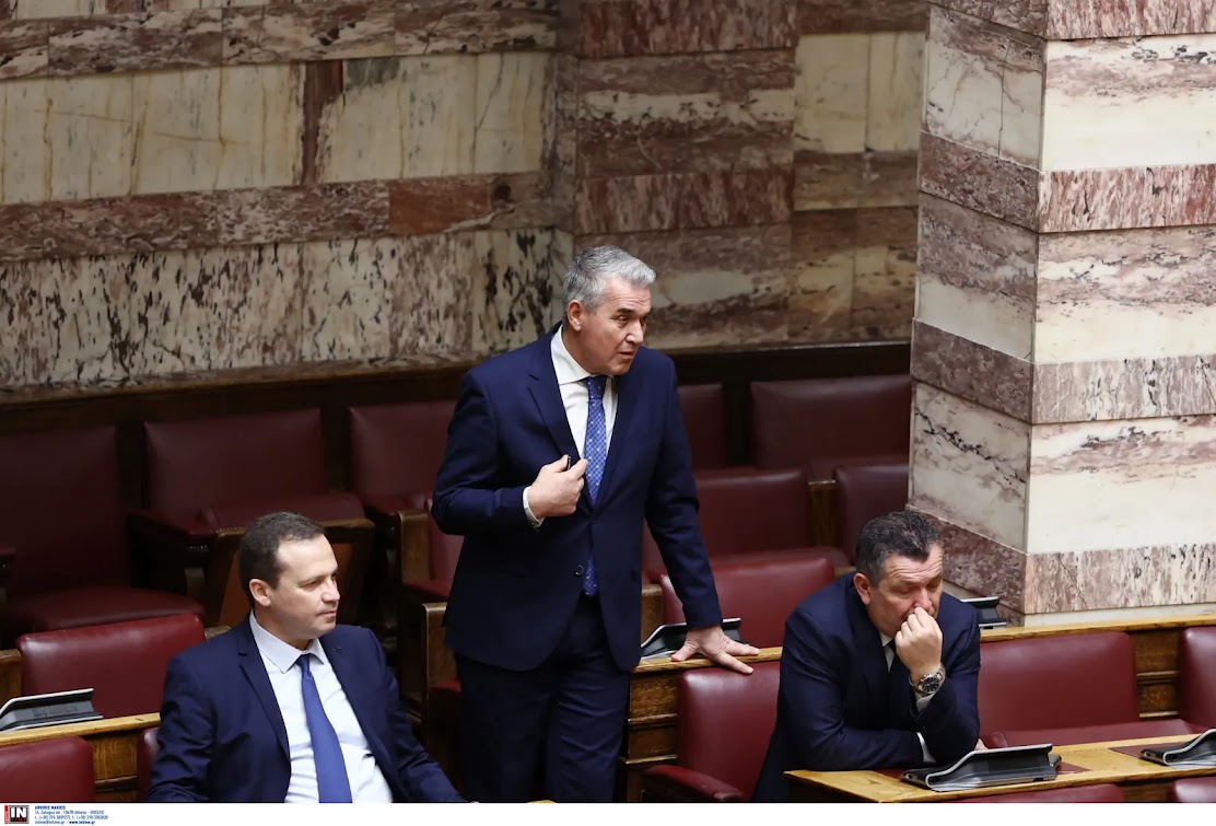 Εντελώς στημένη θεατρική παράσταση, για να προωθηθή η Κωνσταντοπούλου, μιάς και «ξεφούσκωσε» τελείως ο Κασσελάκης. Επίσης, το μήνυμα είναι το εξής: ΕΛΛΗΝΙΔΕΣ, ΜΗΝ ΚΑΝΕΤΕ ΠΑΙΔΙΑ. ΑΦΗΣΤΕ ΤΙΣ ΜΟΥΣΟΥΛΜΑΝΕΣ ΝΑ ΓΕΝΝΟΥΝ Ιρακινές, στην Ελλάδα, κάνουν μέχρι και 14 (!!!) παιδιά για παράδειγμα. Εντάξει;