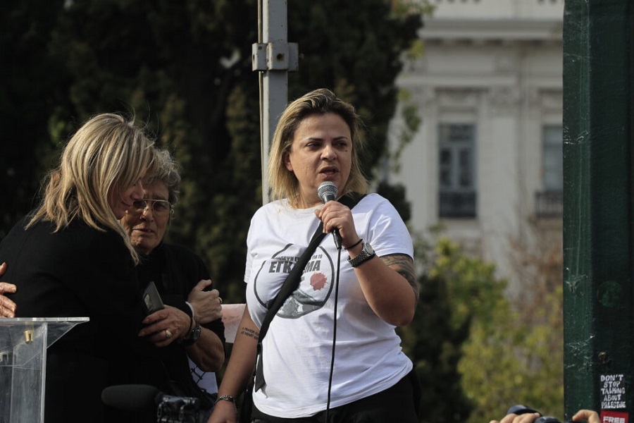 ΞΕΣΗΚΩΜΟΣ ΣΥΓΓΕΝΩΝ ΤΩΝ ΘΥΜΑΤΩΝ: «ΣΥΡΙΖΑ, ΠΑΣΟΚ, ΚΚΕ – ΔΕΚΑΝΙΚΙΑ ΤΟΥ ΜΗΤΣΟΤΑΚΗ! ΣΥΓΚΑΛΥΨΑΤΕ ΤΟ ΕΓΚΛΗΜΑ, ΕΙΣΤΕ ΣΥΝΕΝΟΧΟΙ! ΔΕΝ ΘΑ ΣΑΣ ΑΦΗΣΟΥΜΕ ΣΕ ΗΣΥΧΙΑ!»