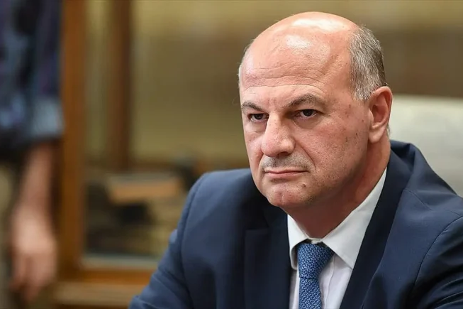Κώστας Τσιάρας: Αυτός είναι ο υπουργός που μετέθεσε τον σταθμάρχη Σαμαρά από την Καλαμπάκα στην Λάρισα και ευθύνεται για τους 57 νεκρούς