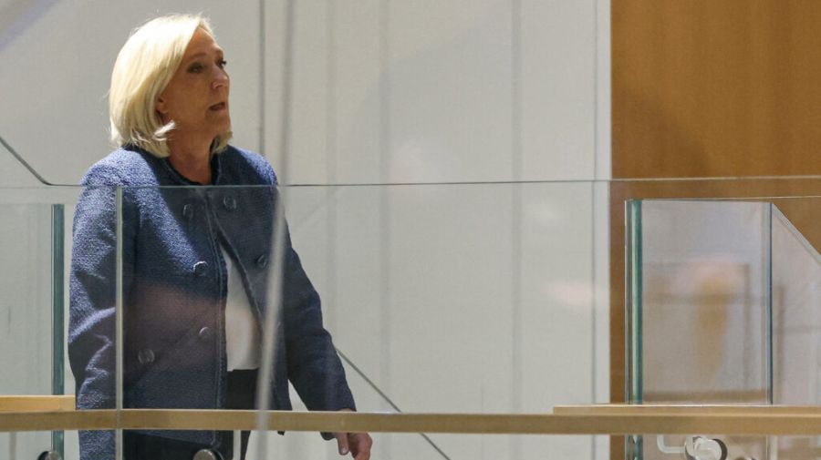 ΜΕΤΑ ΤΗΝ ΡΟΥΜΑΝΙΑ ΜΕ ΤΗΝ ΠΛΑΤΗ ΣΤΟΝ ΤΟΙΧΟ ΚΑΙ Η ΓΑΛΛΙΚΗ ΔΕΞΙΑ – ΕΝΟΧΗ Η ΛΕΠΕΝ ΣΕ ΝΕΟ ΔΙΚΑΣΤΙΚΟ ΠΡΑΞΙΚΟΠΗΜΑ – ΑΠΑΓΟΡΕΥΣΗ ΣΥΜΜΕΤΟΧΗΣ ΣΤΙΣ ΠΡΟΕΔΡΙΚΕΣ ΕΚΛΟΓΕΣ, ΤΗΝ ΩΡΑ ΠΟΥ ΕΙΝΑΙ ΠΡΩΤΗ ΣΤΙΣ ΔΗΜΟΣΚΟΠΗΣΕΙΣ