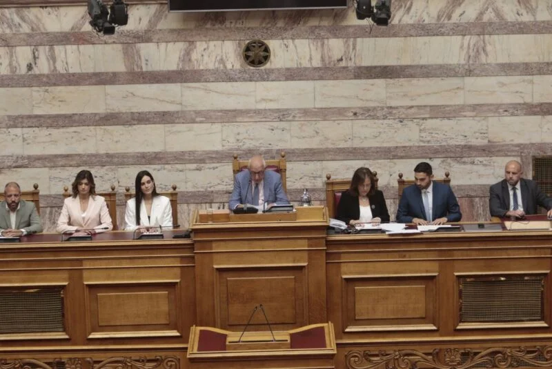 Προκλητική συμπεριφορά επέδειξαν υπάλληλοι της Βουλής σε δικαστικό επιμελητή ο οποίος είχε πάει να επιδώσει εξώδικη διαμαρτυρία της Μαρίας Καρυστιανού!