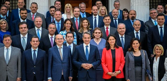 Κυβέρνηση γελοίων, απατεώνων, εγκληματιών και μαφιόζων που έχουν καταπατήσει όλο το ποινικό κώδικα και σκανδαλωδώς είναι ακόμα στην εξουσία!