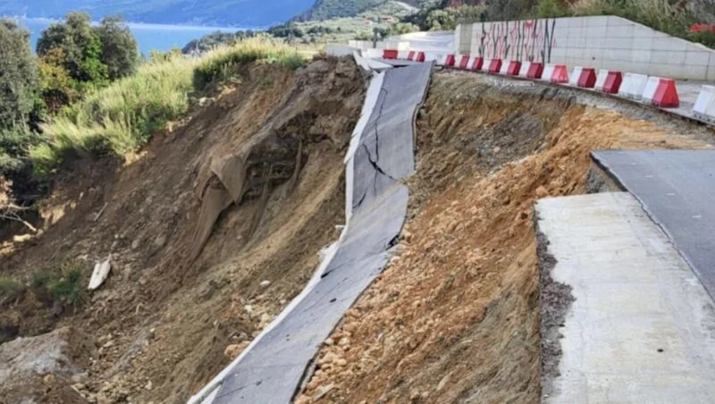 Κουλιστάν 2.0: Κατέρρευσε παραλιακός δρόμος που θα ένωνε Λάρισα με Μαγνησία, ευτυχώς πριν μπει σε λειτουργία – Έργο Αγοραστού που θα έκαναν εγκαίνια το καλοκαίρι!