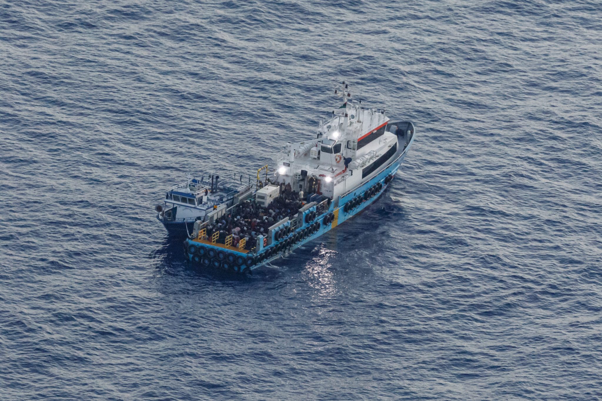 ΜΕ ΠΟΙΟ ΔΙΚΑΙΩΜΑ;; Η FRONTEX ΣΥΝΟΔΕΥΣΕ Λ@ΘΡΑΙΟΥΣ ΣΤΗΝ ΚΡΗΤΗ ΧΩΡΙΣ ΝΑ ΕΝΗΜΕΡΩΣΕΙ ΤΟ ΛΙΜΕΝΙΚΟ – ΤΣΙΠΡΑΣ ΚΑΙ ΚΟΥΛΗΣ ΕΦΕΡΑΝ ΤΟΥΣ ΕΠΙΣΗΜΟΥΣ… ΛΑΘΡΟΔΙΑΚΙΝΗΤΕΣ ΣΤΗ ΧΩΡΑ ΜΑΣ; Η ΠΑΤΡΙΔΑ «ΠΟΔΟΠΑΤΕΙΤΑΙ»