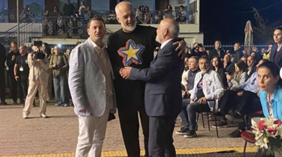 ΕΙΚΟΝΕΣ ΝΤΡΟΠΗΣ ΣΤΗ ΧΙΜΑΡΑ! Ο ΔΗΜΑΡΧΟΣ ΒΟΡΕΙΑΣ ΚΕΡΚΥΡΑΣ ΚΑΝΕΙ ΥΠΟΚΛΙΣΕΙΣ, ΣΑΝ ΑΛΛΟΣ ΓΕΡΑΠΕΤΡΙΤΗΣ, ΣΤΟΝ ΕΝΤΙ ΡΑΜΑ – ΠΗΡΕ ΚΑΙ ΤΗ ΦΙΛΑΡΜΟΝΙΚΗ ΜΑΖΙ ΤΟΥ Ο ΜΑΧΕΙΜΑΡΗΣ ΓΙΑ ΝΑ ΑΠΟΘΕΩΣΕΙ ΤΟΝ ΑΠΑΤΕΩΝΑ ΤΗΣ ΑΛΒΑΝΙΑΣ