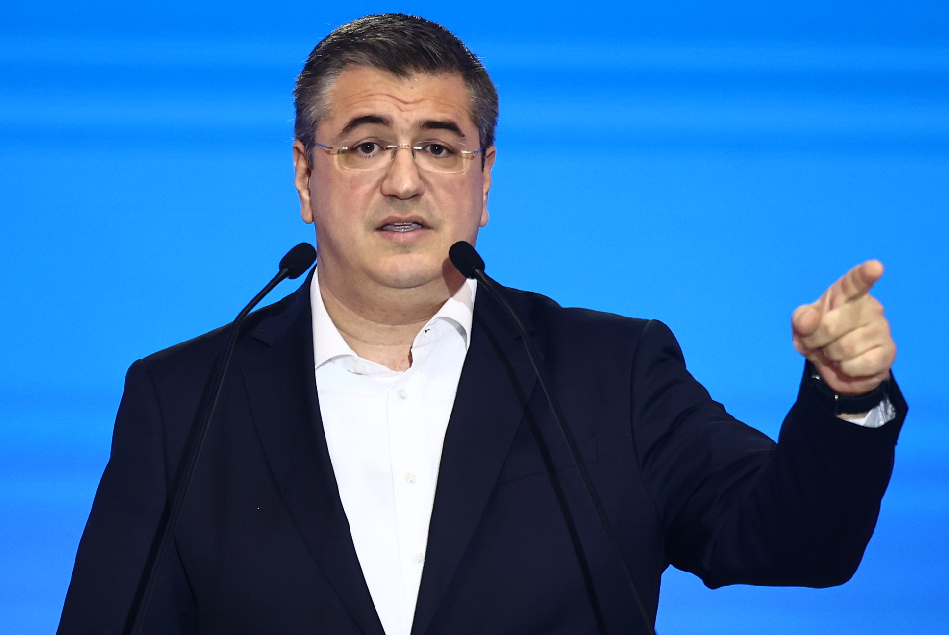 Ο Τζιτζικώστας δήλωσε άρρωστος στην Ευρωβουλή για να μην συζητηθεί το έγκλημα στα Τέμπη και μετά από λίγες ώρες πήγε στον Ρέμο και χόρευε – Που έχουμε μπλέξει με αυτά τα αποβράσματα – Πότε θα σηκωθούν να φύγουν να πάρουμε ανάσα