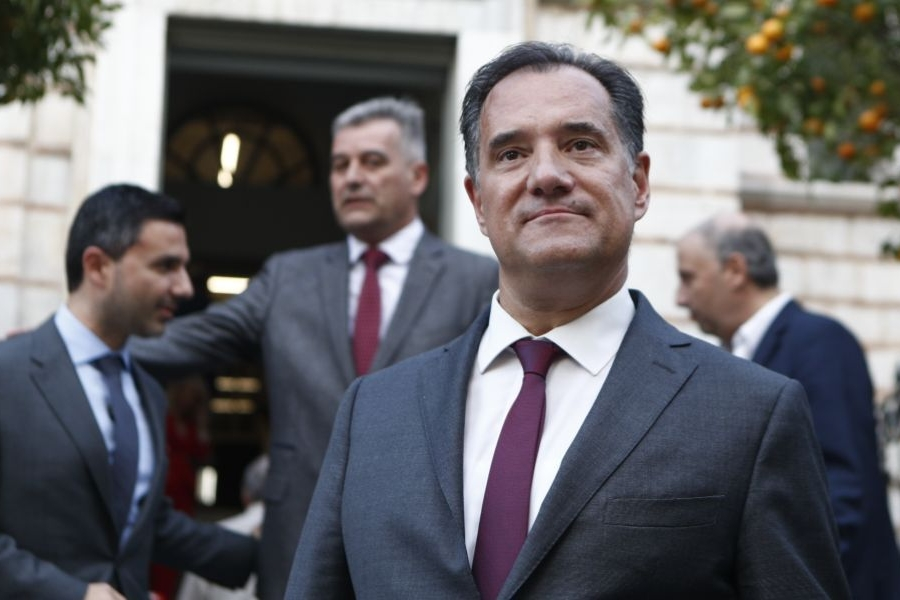 Βρώμικο σχέδιο Άδωνι για να οδηγήσει στην ιδιωτική υγεία – Συνειδητή εξόντωση νέων γιατρών: Καταγγέλλουν 32 ώρες συνεχόμενης εργασίας, απλήρωτες εφημερίες και πίεση
