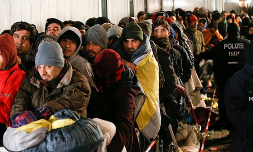 ΣΟΚ ΚΑΙ ΔΕΟΣ! Η ΓΕΡΜΑΝΙΑ ΞΑΝΑΦΟΡΤΩΝΕΙ ΤΗΝ ΕΛΛΑΔΑ ΜΕ ΧΙΛΙΑΔΕΣ ΜΕΤΑΝΑΣΤΕΣ – ΕΡΧΟΝΤΑΙ ΟΡΔΕΣ ΝΕΩΝ ΑΝΔΡΩΝ ΜΕ ΤΟ ΕΤΣΙ ΘΕΛΩ! ΒΡΩΜΙΚΟ ΣΧΕΔΙΟ ΕΠΟΙΚΙΣΜΟΥ ΑΠΟ ΤΗΝ Ε.Ε. – ΣΙΩΠΟΥΝ ΟΙ ΠΡΟΔΟΤΕΣ ΠΟΛΙΤΙΚΟΙ!