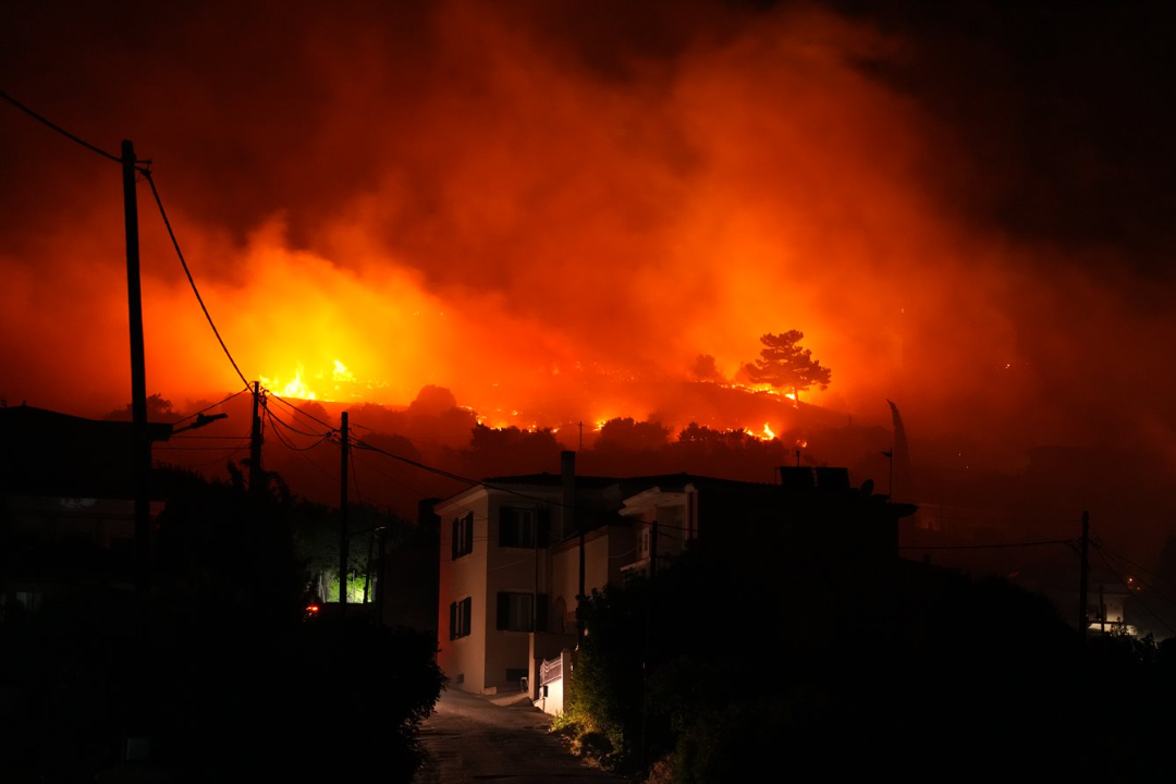 Κραυγές οργής στη Χίο! «Ο Μητσοτάκης και η κυβέρνηση πίσω από τους εμπρησμούς – Όλα γίνονται για το αντιμόνιο» – Ούτε τα παιδιά που πάνε στο δημοτικό δεν πιστεύουν το παραμύθι για τους ξένους πράκτορες που προωθεί η Ομάδα Αλήθειας