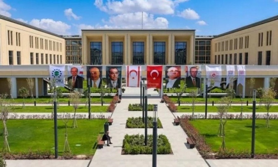 ΠΑΡΤΙ ΚΑΝΟΥΝ ΟΙ ΤΟΥΡΚΑΛΑΔΕΣ ΜΕ ΤΑ ΑΝΔΡΕΙΚΕΛΑ ΕΛΛΑΔΙΚΟΥ ΚΑΙ ΚΥΠΡΙΑΚΟΥ ΚΡΑΤΟΥΣ – ΣΚΑΝΔΑΛΟ ΠΡΟΚΑΛΕΣΕ Η ΑΓΚΥΡΑ: ΚΑΤΑΣΚΕΥΑΣΕ «ΠΡΟΕΔΡΙΚΟ» ΜΕΓΑΡΟ ΣΕ ΚΛΕΜΜΕΝΟ ΕΛΛΗΝΟΚΥΠΡΙΑΚΟ ΕΔΑΦΟΣ ΣΤΑ ΚΑΤΕΧΟΜΕΝΑ