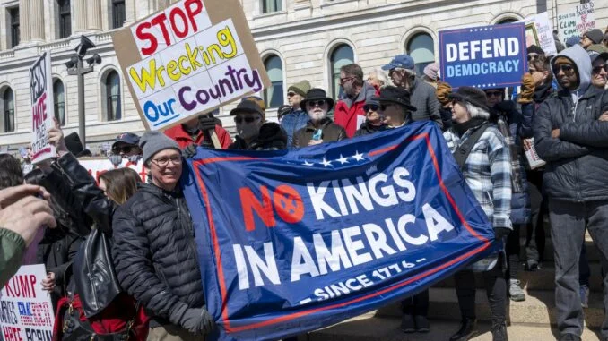 Οι διαδηλωτές της αριστερής οργάνωσης «No Kings» παραδέχονται ότι οι ΜΚΟ του Σόρος τους πληρώνουν 200 δολάρια την ημέρα.