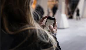 Έρευνα – σοκ: Η διακοπή του scrolling αντιστρέφει τη γήρανση του εγκεφάλου