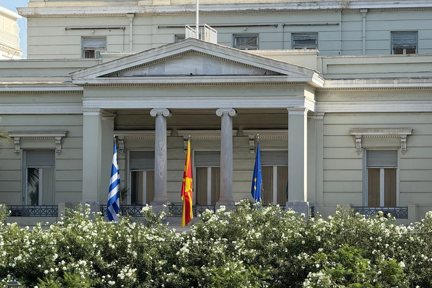ΣΗΜΑΙΟΣΤΟΛΙΣΑΝ ΠΡΟΣ ΤΙΜΗΝ ΤΩΝ ΣΦΕΤΕΡΙΣΤΩΝ ΤΗΣ ΜΑΚΕΔΟΝΙΑΣ ΜΑΣ! ΑΝΕΒΑΣΑΝ ΤΗ ΣΗΜΑΙΑ ΤΩΝ ΓΥΦΤΩΝ ΤΗΣ ΕΥΡΩΠΗΣ ΣΤΟ ΥΠΕΞ – ΤΟ ΕΚΑΝΕ ΚΙ ΑΥΤΟ Ο ΓΕΡΑΠΕΤΡΙΤΗΣ