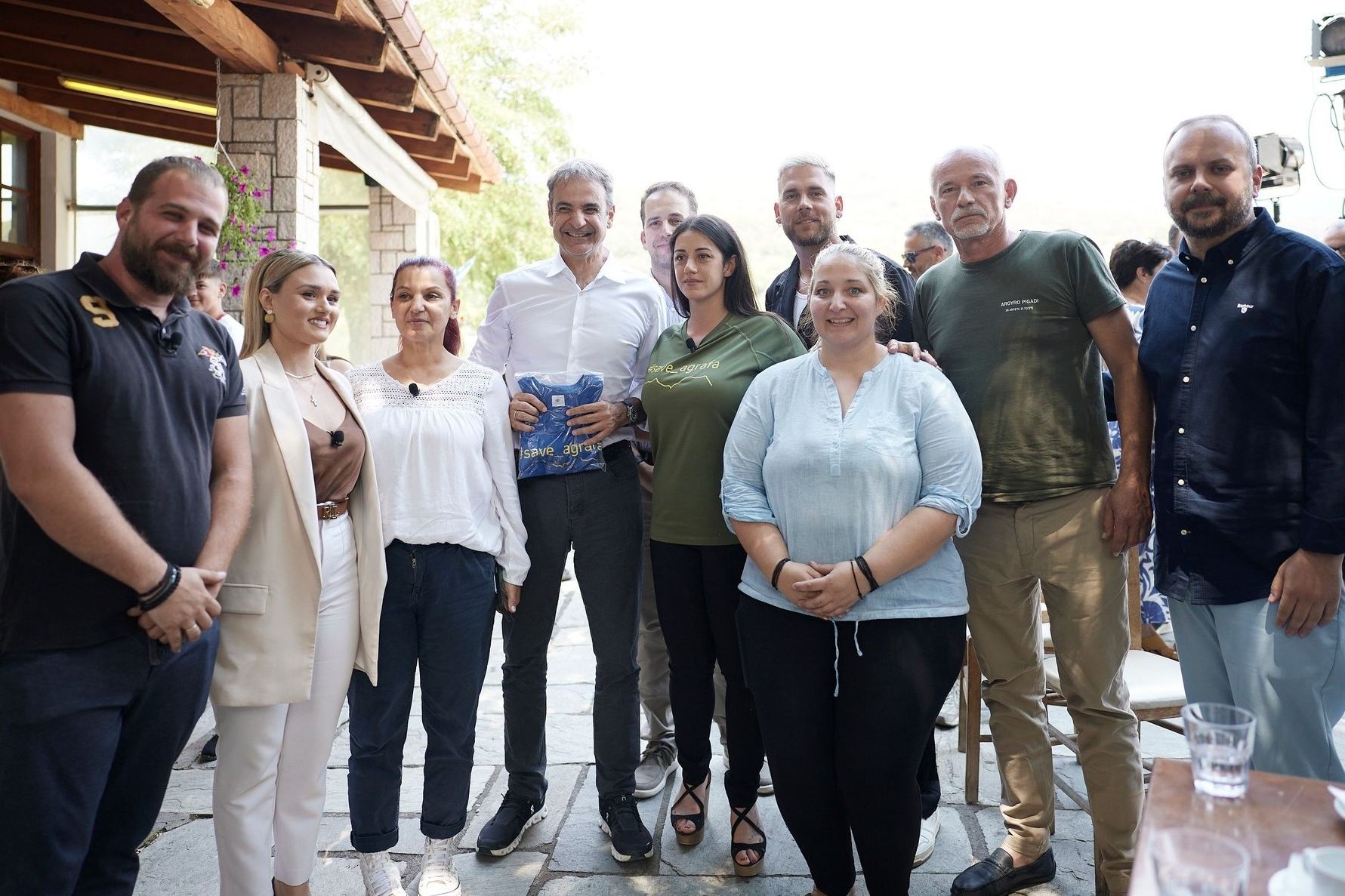 Ο μεγαλύτερος πολιτικός απατεώνας στην εποχή της Μεταπολίτευσης – Ο Μητσοτάκης φωτογραφήθηκε με μπλουζάκι «save agrafa» την ώρα που έχει κάψει όλη την Ελλάδα μαζί με τον Γεραπετρίτη και «φυτεύουν» παντού ανεμογεννήτριες