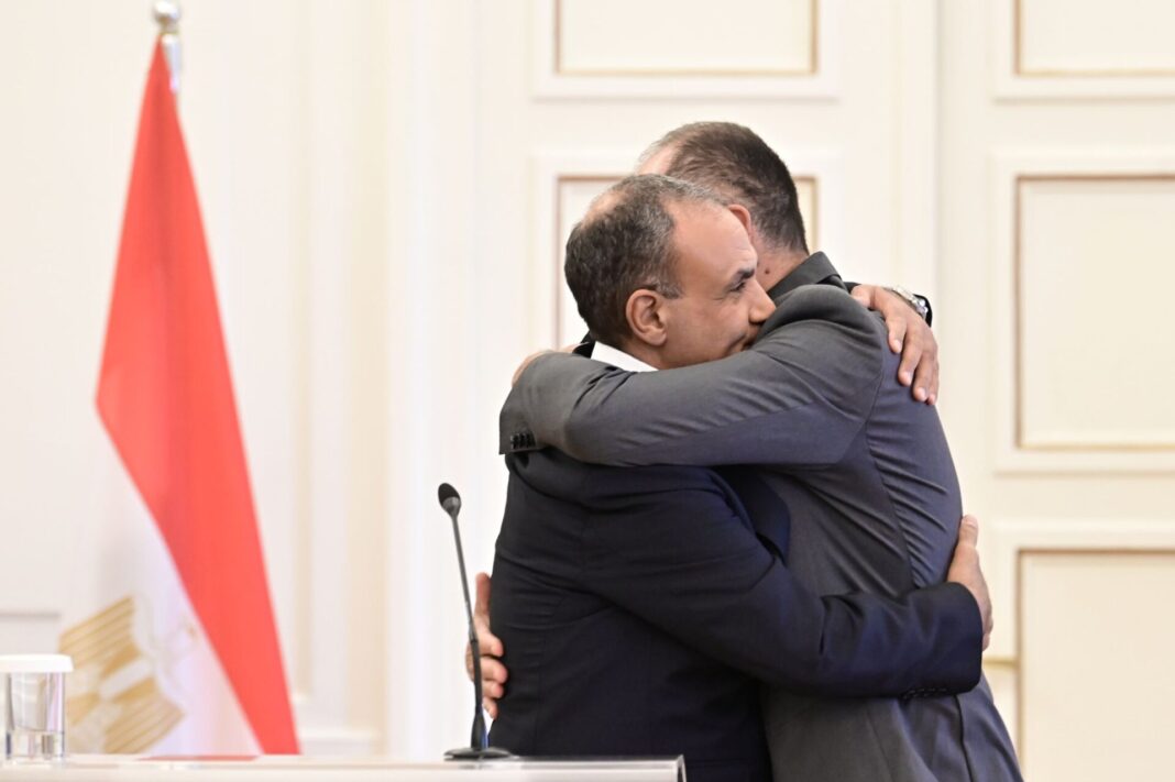 Απαλλάξτε μας, επιτέλους, από τον αγκαλίτσα!