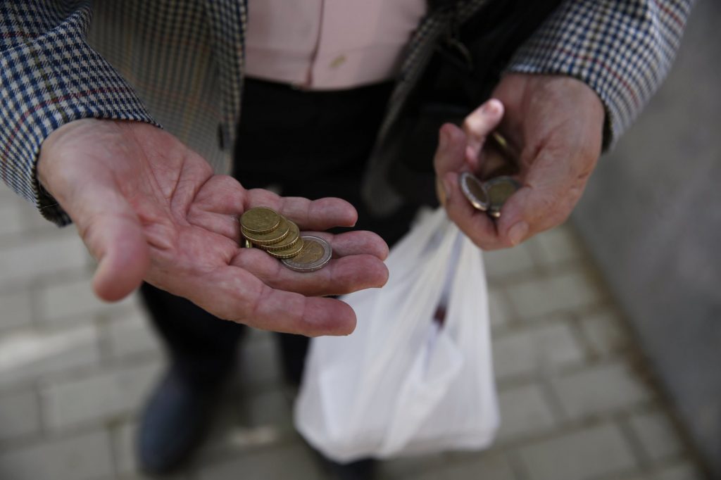 ΑΠΟΚΑΛΥΨΗ EUROSTAT – Η ΕΛΛΑΔΑ ΣΤΙΣ ΚΟΡΥΦΑΙΕΣ ΘΕΣΕΙΣ ΤΗΣ Ε.Ε. ΣΤΗΝ ΠΕΙΝΑ – 34,6% ΤΟΥ ΠΛΗΘΥΣΜΟΥ ΑΝΙΚΑΝΟ ΝΑ ΑΓΟΡΑΣΕΙ ΚΑΝΟΝΙΚΟ ΓΕΥΜΑ ΜΕ ΚΡΕΑΣ, ΨΑΡΙ Ή ΙΣΟΔΥΝΑΜΟ ΧΟΡΤΟΦΑΓΙΚΟ ΠΙΑΤΟ – ΑΚΡΙΒΕΙΑ ΚΑΙ ΥΨΗΛΟ ΚΟΣΤΟΣ ΖΩΗΣ ΣΥΝΘΛΙΒΟΥΝ ΤΑ ΕΛΛΗΝΙΚΑ ΝΟΙΚΟΚΥΡΙΑ