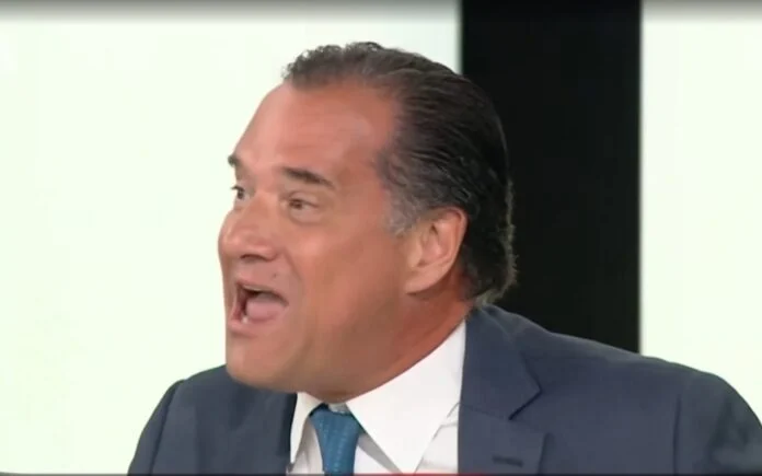Την κατάρρευση του δημόσιου συστήματος Υγείας αναδεικνύει η γαλλική εφημερίδα Le Monde ένα θέμα που δεν αγγίζουν τα ελληνικά ΜΜΕ.