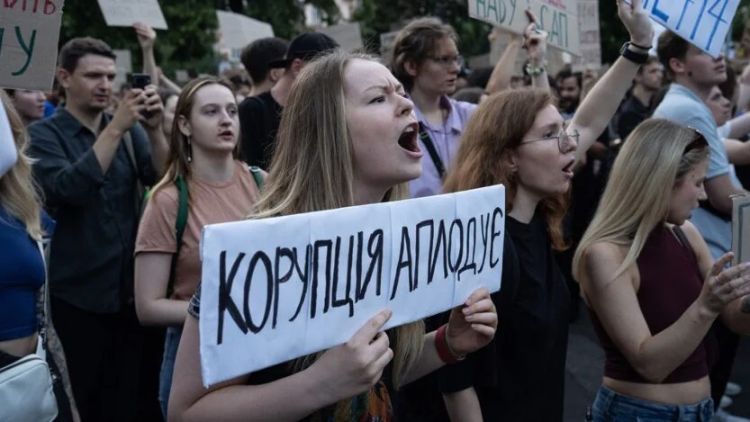Οι βίαιες στρατολογήσεις του ναζιστικού καθεστώτος Ζελένσκι, προκαλούν «γυναικεία εξέγερση» – Γυναίκες εισβάλλανε στη στρατολογική υπηρεσία, προσπαθώντας να απελευθερώσουν άνδρες που είχαν επιστρατευτεί με τη βία!