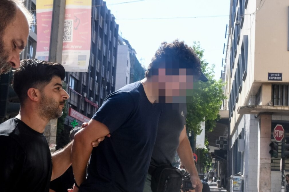 Με εντολή Μητσοτάκη και Χρυσοχοϊδη συνέλαβαν δύο παιδιά που ήταν εθελοντές και προσπαθούσαν να σβήσουν τις φωτιές στην Πάτρα με την κατηγορία του εμπρησμού – Νέοι «σταθμάρχες» για να γλιτώσει ο εθνικός εμπρηστής Κυριάκος Μητσοτάκης