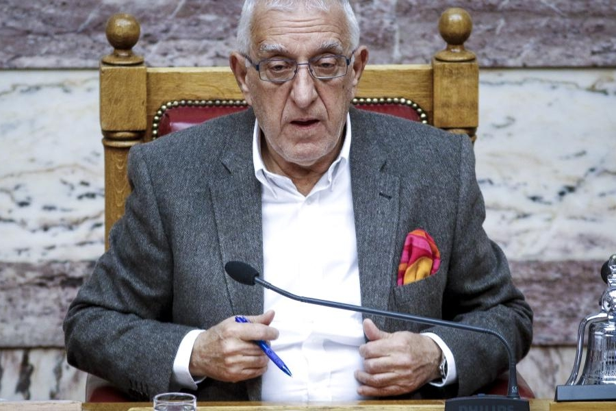 Τρώνε με χρυσά κουτάλια την ώρα που ο κόσμος δεν μπορεί να βγάλει το μήνα – Ο Κακλαμάνης υπέγραψε για επιδόματα από 2.500 ευρώ έως 4.000 ευρώ για τους ανθρώπους που εργάζονται «σκληρά» μέσα στη Βουλή
