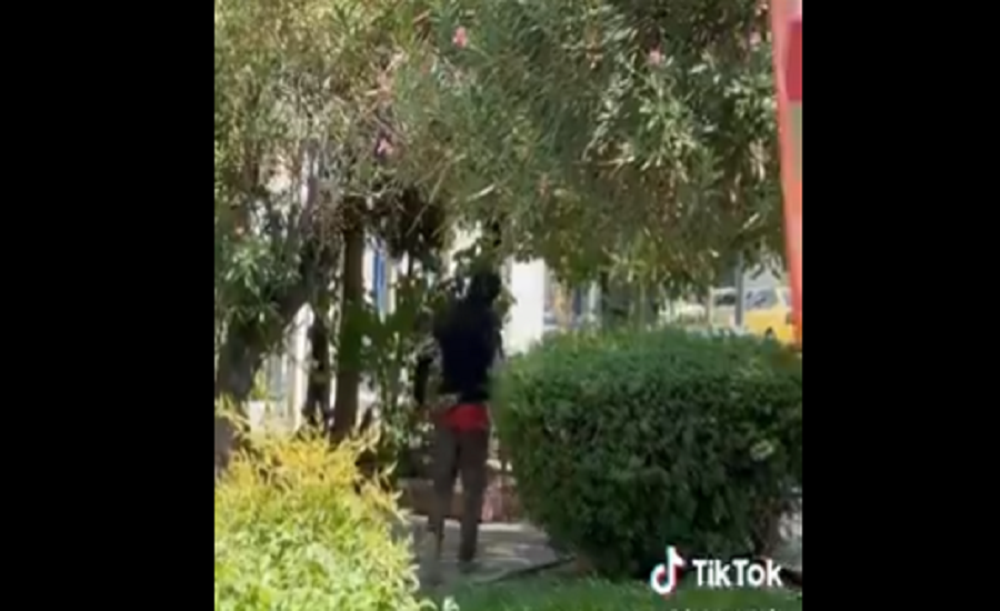 ΚΙΝΔΥΝΟΣ ΘΑΝΑΤΟΣ! Λ@θροεισβολέας κυκλοφορεί στο κέντρο της Αθήνας με ΤΣΕΚΟΥΡΙ – Δείτε τον