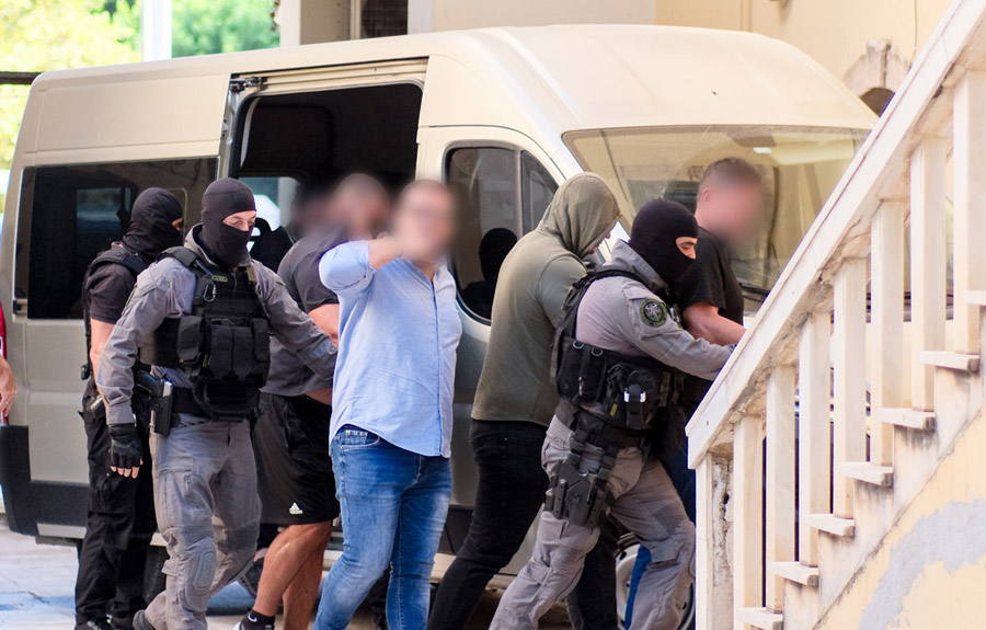 «Στης Ντόρας το σπίτι να πάτε» – Τι εννοεί κ. Μπακογιάννη ο κατηγορούμενος για μαφιόζικη δράση;