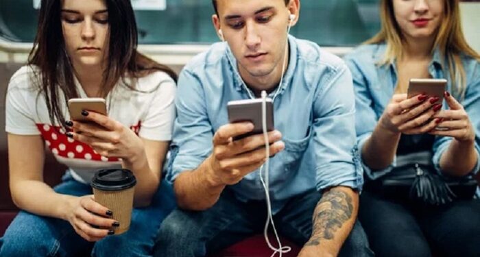 Τα Smartphones Καταστρέφουν τον Εγκέφαλό μας με Πρωτοφανή Ταχύτητα, σύμφωνα με Μελέτη
