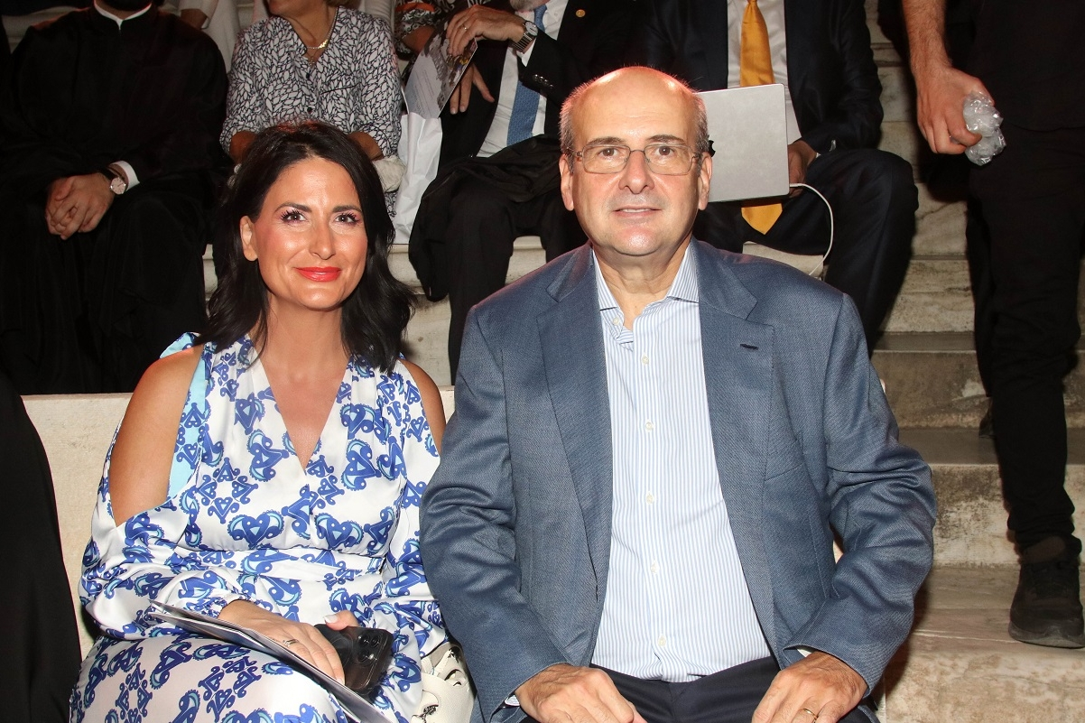 Με επιστολή ο Κωστής Χατζηδάκης παραδέχεται το φαγοπότι της συζύγου του αλλά αναφέρει ότι δεν υπάρχει σύγκρουση συμφερόντων, την ίδια στιγμή που ο ίδιος παριστάνει τον αναπληρωτή πρωθυπουργό