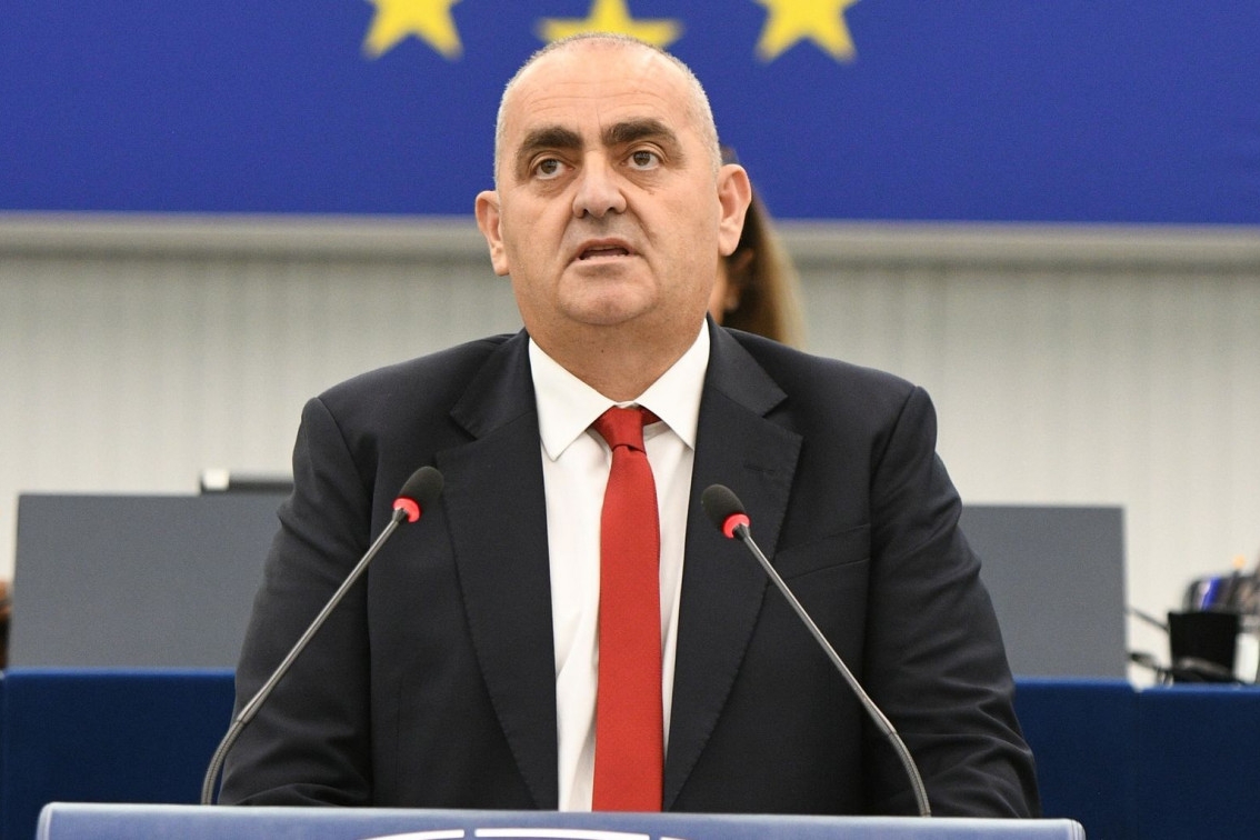 Ξεφτίλα από τον βρόμικο Μπελέρη – Κρίμα που του συμπαραστάθηκε όλη η Ελλάδα όταν συνελήφθη – Με εκβιασμούς και απειλές προσπάθησε να αποτρέψει την Ευρωπαϊκή Επιτροπή Αναφορών για τα Τέμπη να έρθει στην Αθήνα