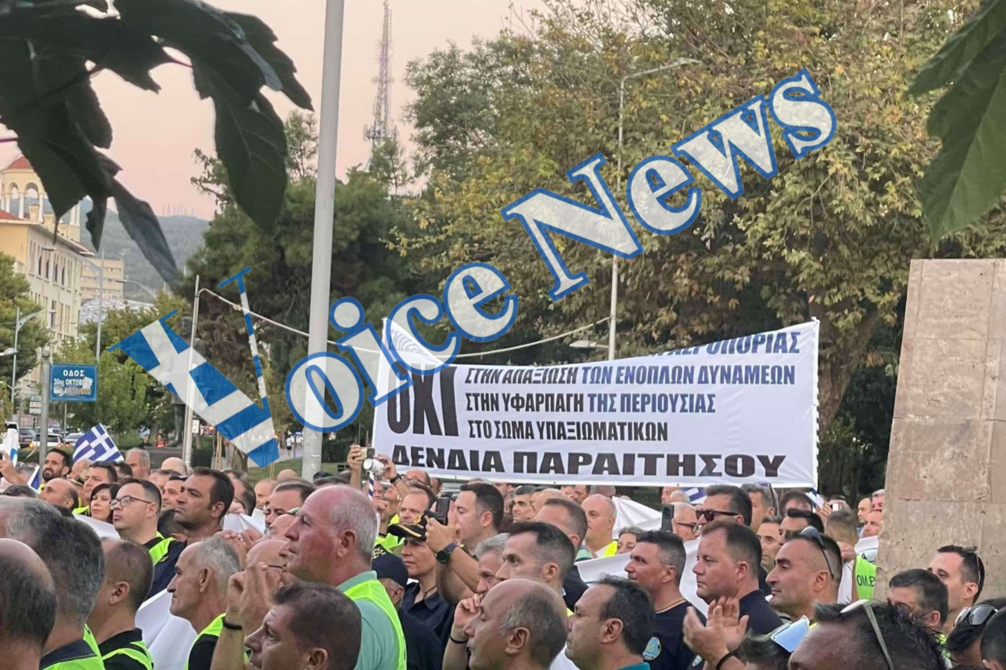 Εκατοντάδες ένστολοι έξω από τη ΔΕΘ ζητάνε την παραίτηση του Νίκου Δένδια – Υβριστικά συνθήματα προς το πρόσωπό του