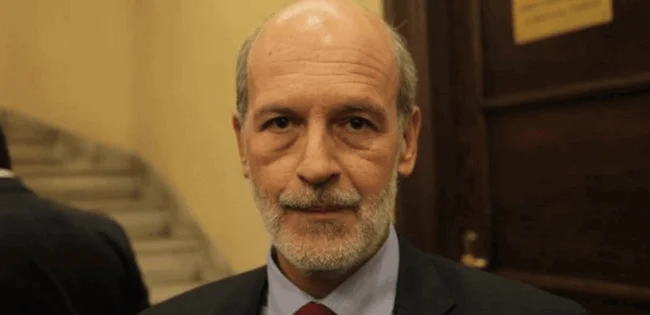 Ο ίδιος εισαγγελέας που δήλωσε πως δεν υπάρχει αίτημα εκταφής απο τους συγγενείς θυμάτων των Τεμπών – τώρα λέει πως όλα τα αιτήματα για εκταφή από το δυστύχημα στα Τέμπη μελετώνται…