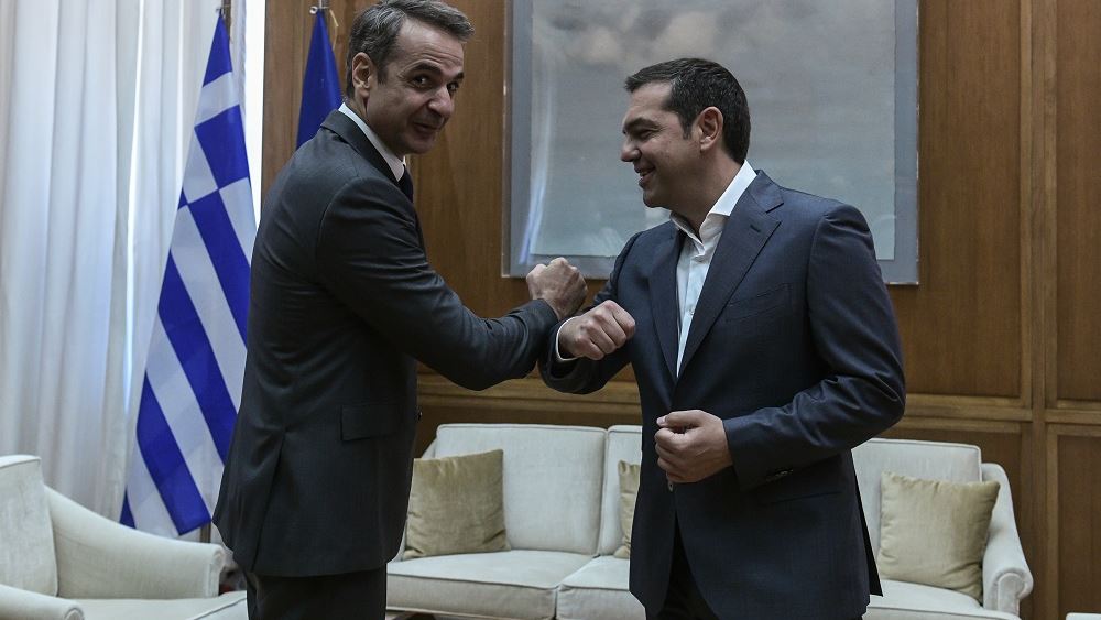 Είναι άνθρωποι του Βερολίνου. Είναι μαζί στα κόλπα. Με όρους κυνισμού (και όχι ρεαλισμού), αυτό το παιχνίδι παίζεται γιατί βολεύονται όλοι τους, εκτός από τους πολίτες που στη συντριπτική πλειονότητά τους ασφυκτιούν και υποφέρουν για να τα βγάλουν πέρα…. Ο Τσίπρας, ο άνθρωπος που με τον Ν. 4354/2015 άνοιξε την πύλη στα funds και στους ηλεκτρονικούς πλειστηριασμούς, επιστρέφει ως τιμητής των πάντων. Αυτός που αχρήστεψε τις συντάξεις φτωχών ανθρώπων, ψηφίζοντας μνημόνια, κυνηγώντας νόμιμα πτυχία νέων ανθρώπων ως πλαστά, επιιστρέφει για να κοροιδέψει για μια ακόμη φορά με νέες Πρέσπες. Η λεηλασία της Ελλάδας δεν είναι οικονομικό ατύχημα, είναι πολιτική ίντριγκα. Είναι πλουτισμός μιας κλίκας προσώπων. Με μια Δικαιοσύνη που υπακούει. Οι πολιτικοί νομοθετούν, οι τράπεζες σώζονται με τους φόρους, funds και καρτέλ λεηλατούν σπίτια και ζωές. Τσίπρας και Μητσοτάκης αγαπάνε την απαξίωση της ανθρώπινης αξιοπρέπειας….