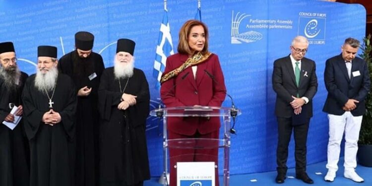 Σαν τις μαϊμούδες στο τσίρκο οι κολαούζοι της Ντόρας.