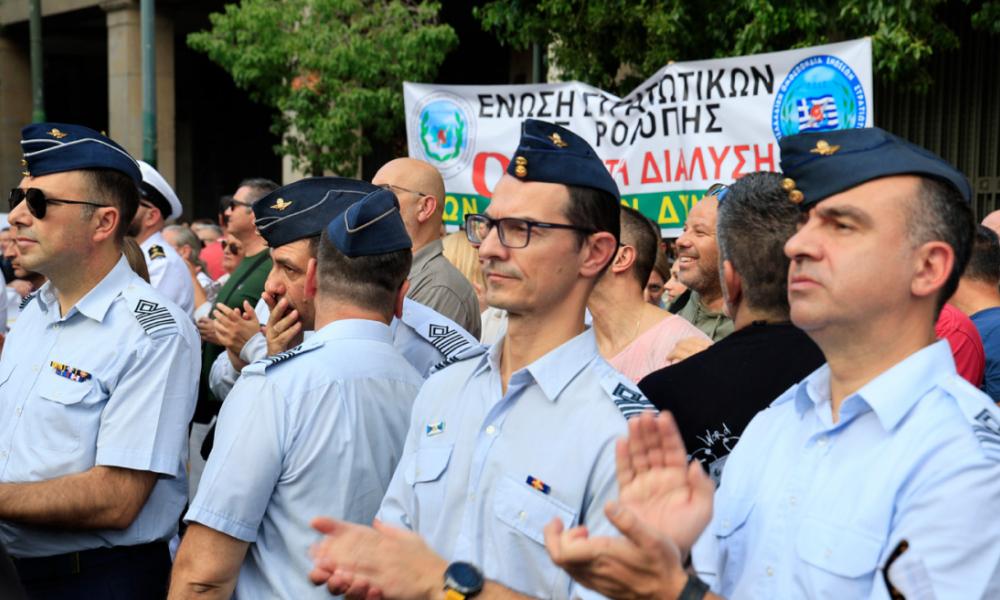 ΑΥΤΑ ΜΟΝΟ ΣΤΗΝ ΕΛΛΑΔΑ ΤΟΥ ΜΗΤΣΟΤΑΚΗ! ΕΒΓΑΛΕ ΣΤΟΥΣ ΔΡΟΜΟΥΣ ΜΕΧΡΙ ΚΑΙ ΤΙΣ ΕΝΟΠΛΕΣ ΔΥΝΑΜΕΙΣ ΤΗΣ ΧΩΡΑΣ – ΜΕΓΑΛΕΙΩΔΗΣ ΣΥΓΚΕΝΤΡΩΣΗ ΣΤΡΑΤΙΩΤΙΚΩΝ ΠΟΥ ΔΙΑΜΑΡΤΥΡΟΝΤΑΙ ΓΙΑ ΤΟΥΣ ΜΙΣΘΟΥΣ ΠΕΙΝΑΣ – ΤΕΛΙΚΑ ΛΕΦΤΑ ΥΠΑΡΧΟΥΝ ΜΟΝΟ ΓΙΑ ΤΟΥΣ «ΕΚΛΕΚΤΟΥΣ» ΟΛΙΓΑΡΧΕΣ