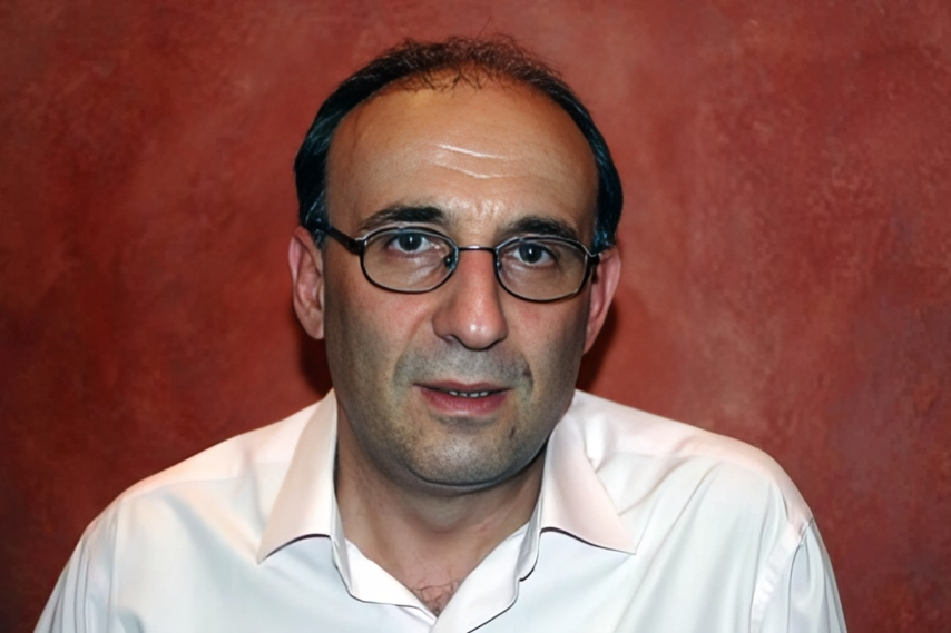 Νίκος Καρακούκης: Έγγραφα και δημοσιεύματα τον εκθέτουν ανεπανόρθωτα – Ιατροδικαστές της ομάδας του υπέγραψαν νεκροψίες και είδαν τους νεκρούς μέσα στους σάκους – Εκτέλεσε σχέδιο συγκάλυψης