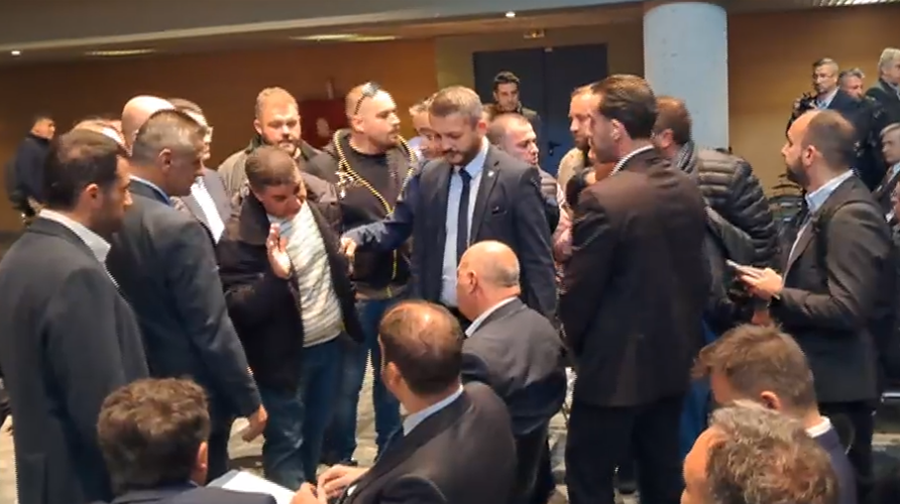 ΔΕΝ ΣΤΕΚΟΝΤΑΙ ΠΟΥΘΕΝΑ ΠΛΕΟΝ – ΜΕ ΣΥΝΟΔΕΙΑ ΑΣΤΥΝΟΜΙΚΩΝ ΜΠΗΚΕ Ο ΤΣΙΑΡΑΣ ΣΤΟ ΔΙΟΙΚΗΤΗΡΙΟ ΤΗΣ ΛΙΒΑΔΕΙΑΣ ΓΙΑ ΤΗΝ ΠΑΡΟΥΣΙΑΣΗ «ΣΧΕΔΙΟΥ ΑΝΑΠΤΥΞΗΣ» – ΑΓΡΟΤΕΣ ΤΟΝ ΠΕΡΙΚΥΚΛΩΣΑΝ, ΤΟΝ «ΕΛΟΥΣΑΝ», ΤΑ ΕΒΑΛΑΝ ΜΕ ΤΑ ΜΑΤ