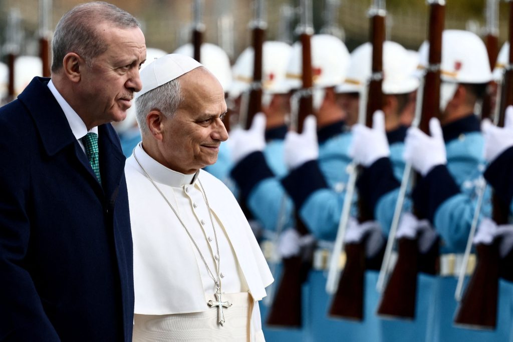 H BlackRock τον έστειλε στην Τουρκία. Γιατί; Η Τουρκία θα είναι το αντίπαλο στρατιωτικό δέος της Ρωσίας. Η χώρα που θα παίξει πρωταγωνιστικό ρόλο στην ανοικοδόμηση της Γάζας μαζί με το Ισραήλ. Τώρα που ο πόλεμος τελείωσε (προσωρινά ή όχι, μένει να φανεί), η Τουρκία επιχειρεί να αναλάβει μεταπολεμικό ρόλο στη Λωρίδα της Γάζας με τις ευλογίες του Ντόναλντ Τραμπ. Το Βατικανό θέλει κι αυτό μέσω κοινοπραξιών να πάρει μερίδιο στην Γάζα. Μην ξεχνάμε ότι δεκάδες Ιταλικές εταιρείες έχουν την έδρα τους στην Τουρκία.