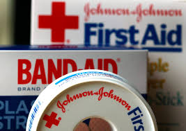 Η Johnson & Johnson προσθέτει καρκινογόνες ουσίες στα αντηλιακά της και τώρα αναγκάζεται να τα αποσύρει…