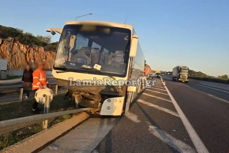 Πάρτε τα διπλώματα από τους εμβολιασμένους – Λαμία: Λεωφορείο έπεσε στις μπάρες στην εθνική οδό – Τραυματίες 5 επιβάτες και ο οδηγός