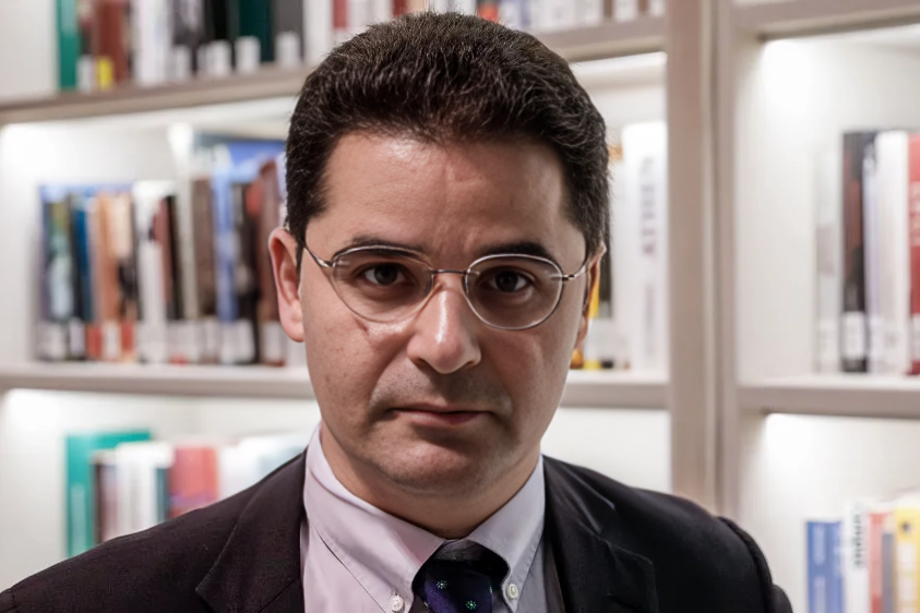 Κράτος μαφιόζων – Η ΕΥΠ του Μητσοτάκη και του Δημητριάδη εξαφάνισε τις εισαγγελικές διατάξεις για την παρακολούθηση του δημοσιογράφου Θανάση Κουκάκη