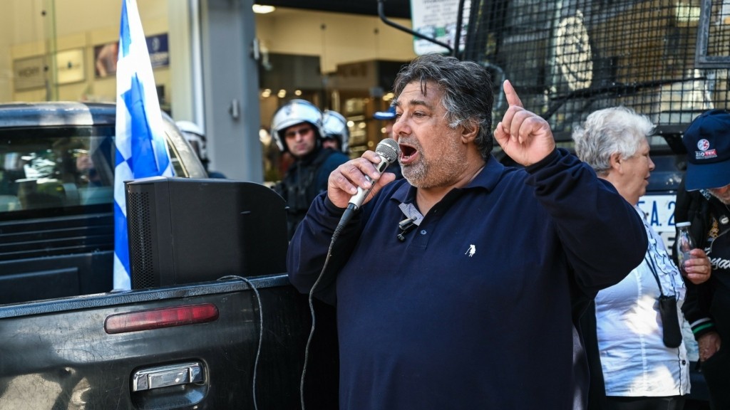 Κέλλα, βγες έξω ρε !!! Μού ‘σφαξες τα ζώα ρε !!!